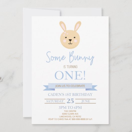 いくつかのバニーが青いカスタムの誕生日パーティーを回している 招待状 (正面)