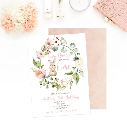 いくつかのバニーが1つの誕生日招待状を回している 招待状