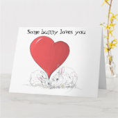 いくつかのバニーはあなたを愛しているビッグ赤いハートカード カード (黄色い花)