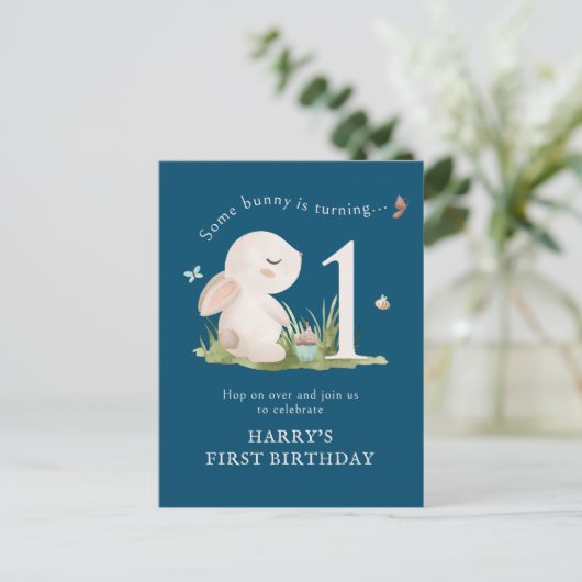 いくつかのバニーはワンブルーの1番目の誕生日招待状 ポストカード (スタンド正面)