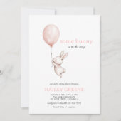 いくつかのバニーオンザウェイピンク春女の子ベビーシャワー 招待状 (正面)