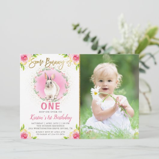 いくつかのバニーピンクフローラ金ゴールドグリッター誕生日写真 招待状 (スタンド正面)