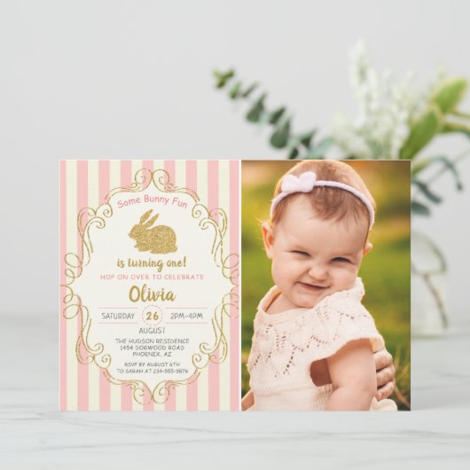 いくつかのバニーピンク&金ゴールドグリッター誕生日写真 招待状 (スタンド正面)