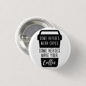いくつかのヒーローの衣服キャップヒーローあなたのコーヒーを作る 缶バッジ (正面&裏面)
