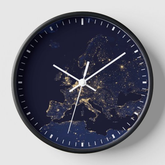 いくつかのヨーロッパおよび北欧の都市の都市の照明。 壁時計 (正面)
