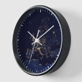 いくつかのヨーロッパおよび北欧の都市の都市の照明。 壁時計 (傾斜)