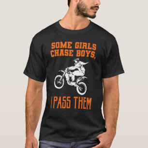 いくつかの女の子を追う男の子を渡す女の子の汚れサイクリング Tシャツ