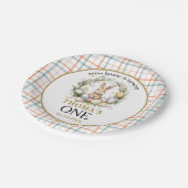 いくつかの復活祭バニーが1日の誕生日を回している ペーパープレート (アングル)