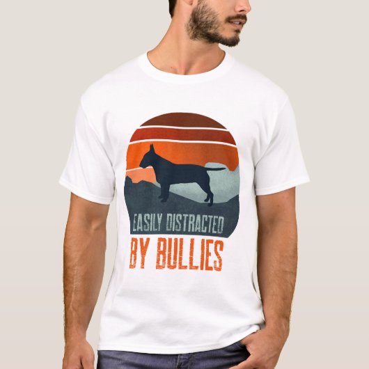 いじめっ子に気を取られる犬の散歩 Tシャツ (正面)