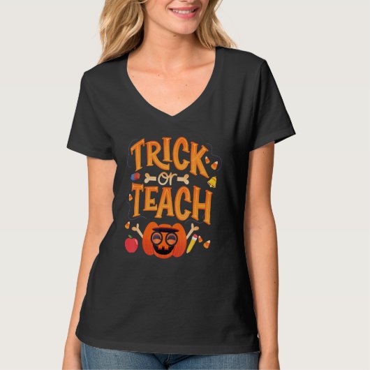 いたずらか教えるか ハロウィンの面白い先生 Tシャツ (正面)