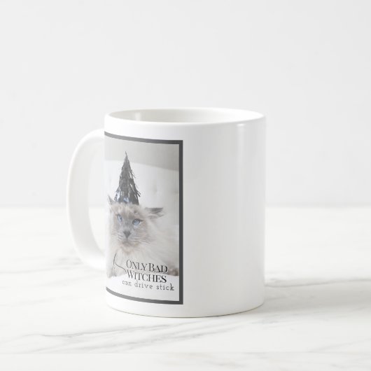 いたずらっ子のかわいい背中の魔女なら棒を動かすことができる コーヒーマグカップ (正面左)