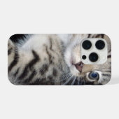 "いたずらっ子のひげ: いたずらなトラ柄の子猫" iPhoneケース (裏面横)