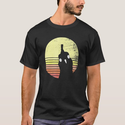 いたずらなニワトリのレトロな夕日の農場 Tシャツ (正面)
