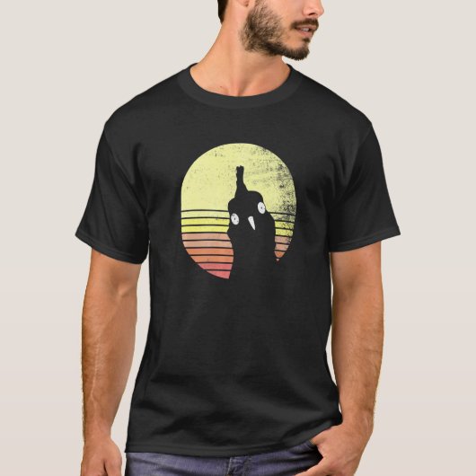 いたずらなニワトリのレトロな夕日の農場 Tシャツ (正面)