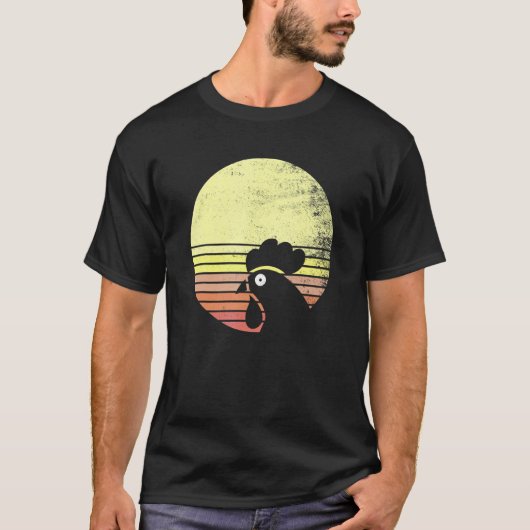 いたずらなニワトリのレトロな夕日 Tシャツ (正面)