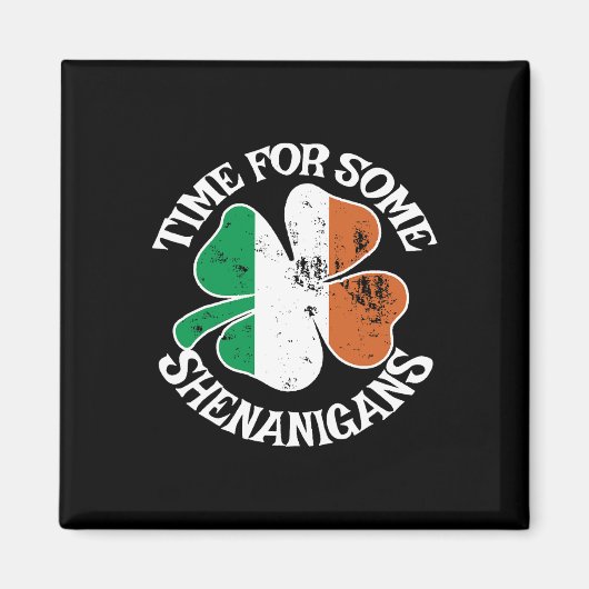 いたずらな幸せを感じる幸運な四つ葉のクローバー Saint Patrickの日 マグネット (正面)