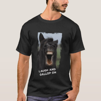 いたずらな馬の歯を見せて笑って駆ける少年 Tシャツ