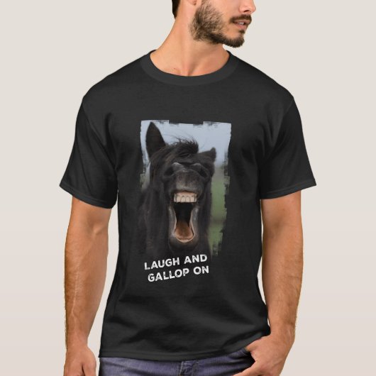 いたずらな馬の歯を見せて笑って駆ける少年 Tシャツ (正面)