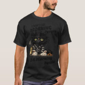 いたずらな黒猫のコーヒー好きのキュートな朝の面白いデザイン Tシャツ (正面)