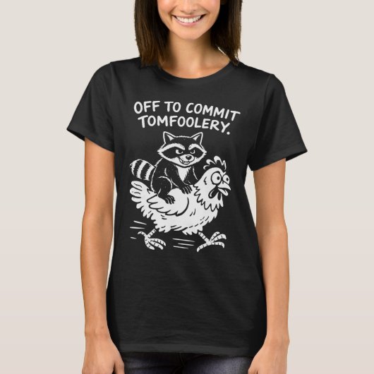 いたずらをしにいくアライグマに乗ったニワトリ Tシャツ (正面)