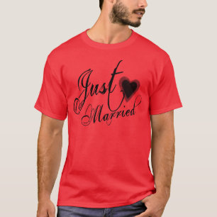 いたずらグランジなスクリプト – たった今結婚しましたハートブラック Tシャツ