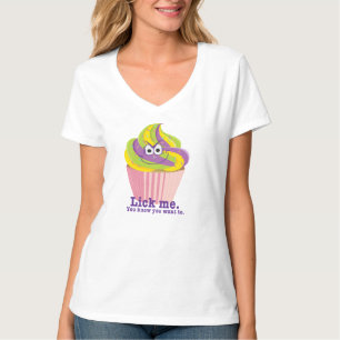 いたずら好きでヌエンドのカップケーキを舐める Tシャツ