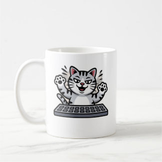 いたずら好きなキャラクターの猫がキーボードに コーヒーマグカップ