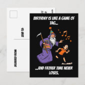 いたずら好きな魔法使いに追いかけられる誕生日タグ ギャグ ポストカード (正面/裏面)