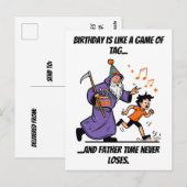 いたずら好きな魔法使いに追いかけられる誕生日タグ ポストカード (正面/裏面)