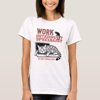 いたずら猫の仕事妨害スペシャリスト - 笑えるオフィス猫のグラフィック Tシャツ