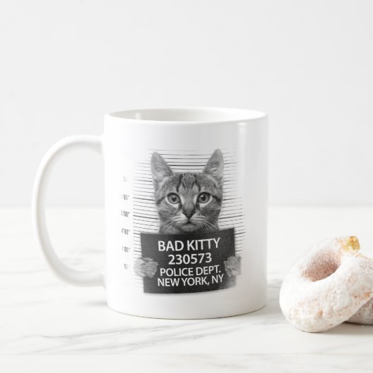 いたずら猫警察逮捕写真 ふざけたデザイン コーヒーマグカップ (ドーナツ)