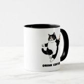 いたずら黒猫のコーヒーマグ – 休憩リマインダー マグカップ (正面右)