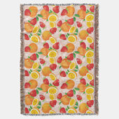 いちごが付いている抽象的なパターン スローブランケット (正面縦)