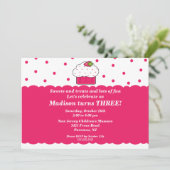 いちごのカップケーキの誕生日の招待状 招待状 (スタンド正面)