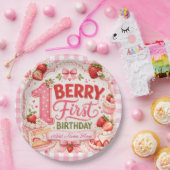 いちごのショートケーキで1歳の誕生日をお祝い ペーパープレート (パーティー)