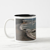 いちごの丘の近くのオレゴンの海岸 ツートーンマグカップ (左)