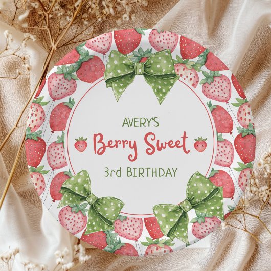 いちごの甘い３歳の誕生日パーティー ペーパープレート