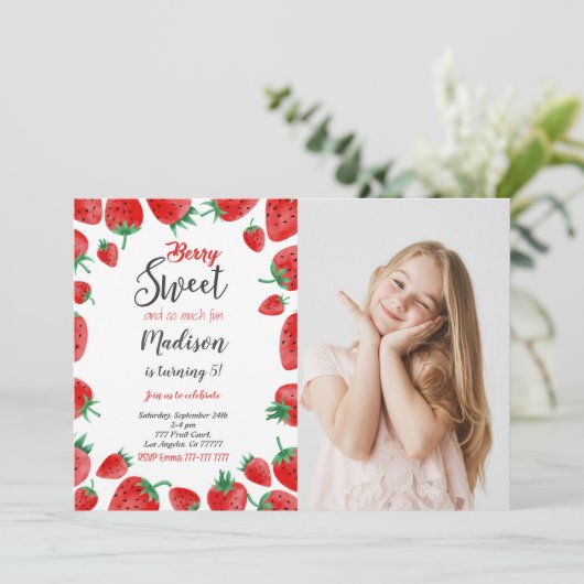 いちごの誕生日写真招待状 招待状 (スタンド正面)