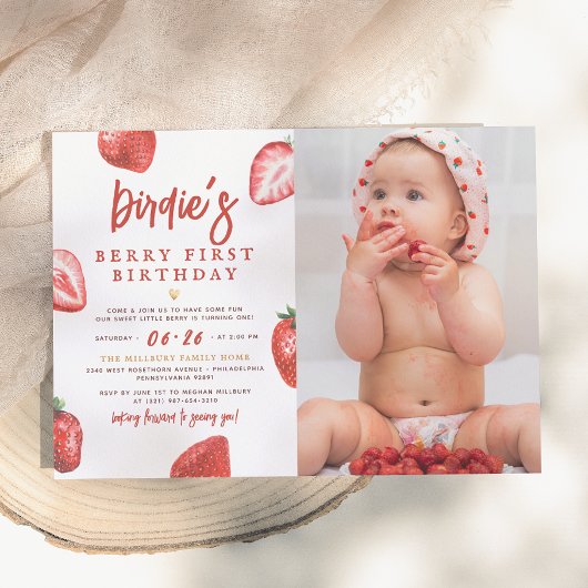 いちごの1歳の誕生日パーティーの女の子の写真 招待状