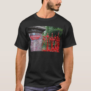 いちごはリヴァプールの守備につきます Tシャツ