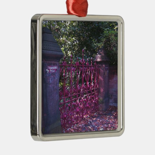 いちごへのゲートはリヴァプールの守備につきます メタルオーナメント (右)