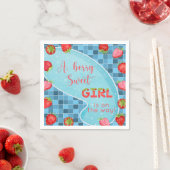 いちご果実の女の子の赤ちゃんシャワーナプキン。 スタンダードカクテルナプキン (インサイチュ)