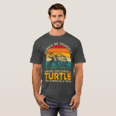 いつだってあなたのもの、オタク+ユーモアに溢れない限りは Tシャツ (正面フル)