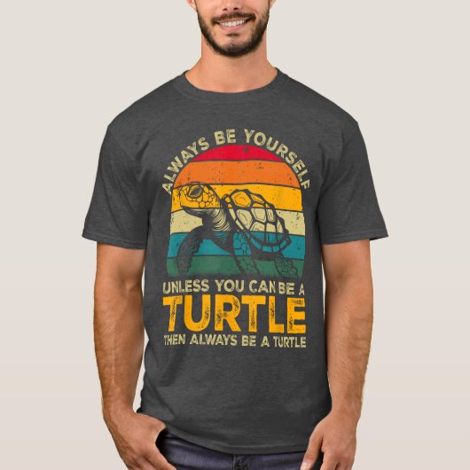 いつだってあなたのもの、オタク+ユーモアに溢れない限りは Tシャツ (正面)