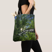 いつも木の間を太陽の光を望感動的む トートバッグ (クローズアップ)