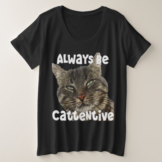 いつも猫に注意を Fun Pun 引用 プラスサイズTシャツ (デザイン正面)
