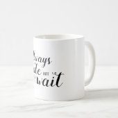 いつも遅いが待つ価値がある コーヒーマグカップ (正面右)