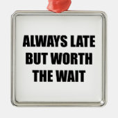 いつも遅いが待つ価値がある メタルオーナメント (正面)