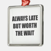 いつも遅いが待つ価値がある メタルオーナメント (左)