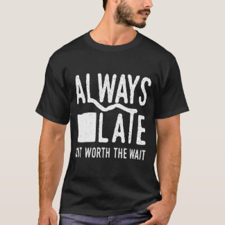 いつも遅れてやってくるけど待った甲斐がある Tシャツ